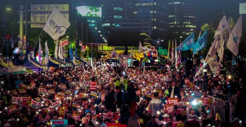 1987년 한국 민주주의를 완성한 시청앞 광장에 다시 시민들이 모였다.