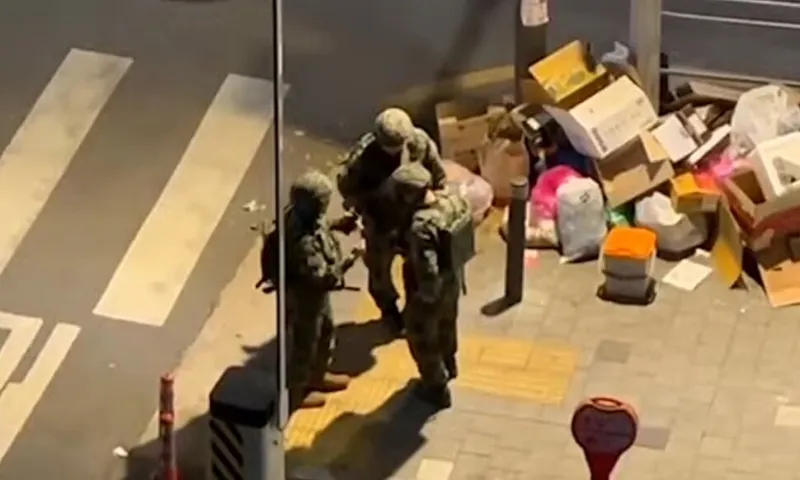 윤석열 비상계엄령 선포 후 충정로 뉴스공장 방송국 사옥에 주둔한 계엄군